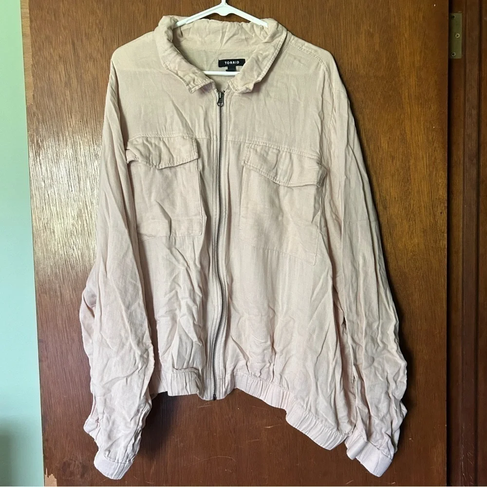 Torrid lightweight collared zip up jacket size 5 light dusty pink